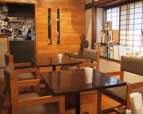 Kohi to Hito Cafe: tables