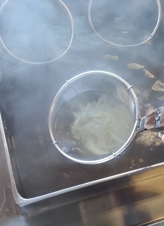 Self-Service Udon Place: Warm up the noodles