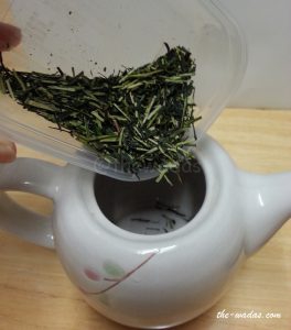 Super Green Tea: Steps - put tea leaves