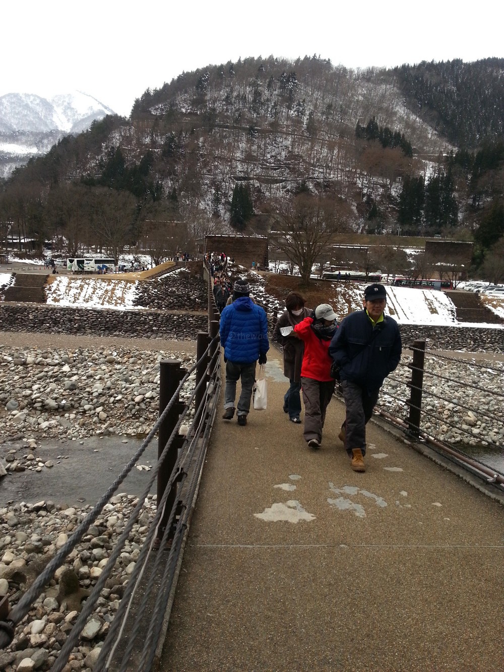 Crossing the bridge to the Gasshou-Zukuri area.