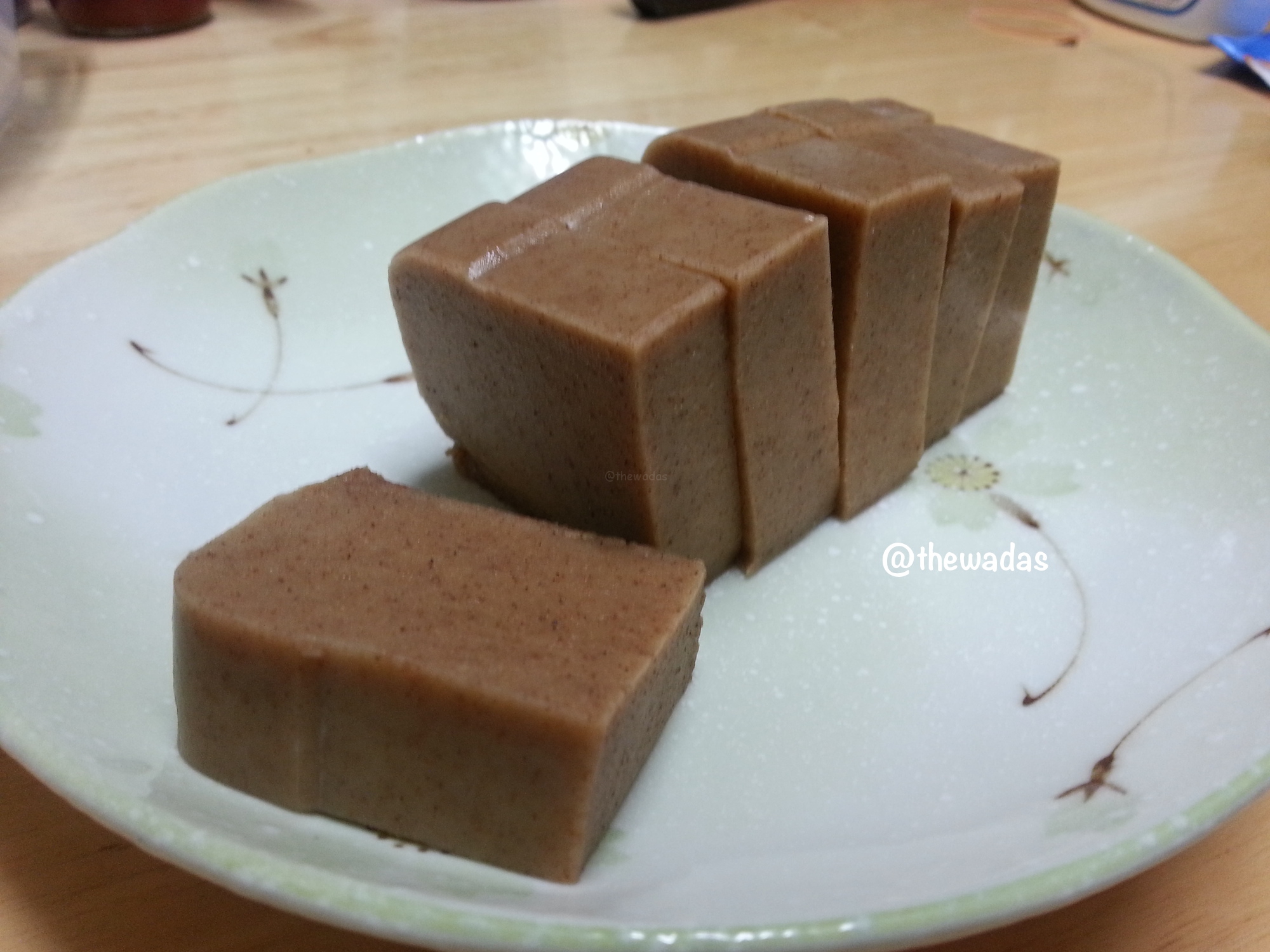 Cinnamon-kinako flavor Uiro: cut and upclose