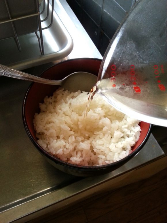 sushi_rice_recipe_pour_vinegar